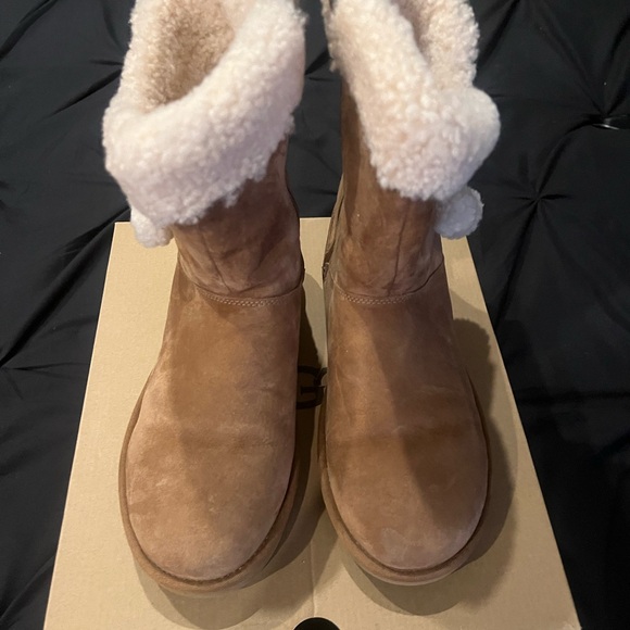 UGG Plumdale Cuff Short PomPom Boots Womens Size 8 Chestnut Color Style 1102933 - Picture 4 of 9
